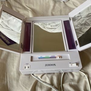 Jerdon makeup mirror, gently used. Style JGL9W